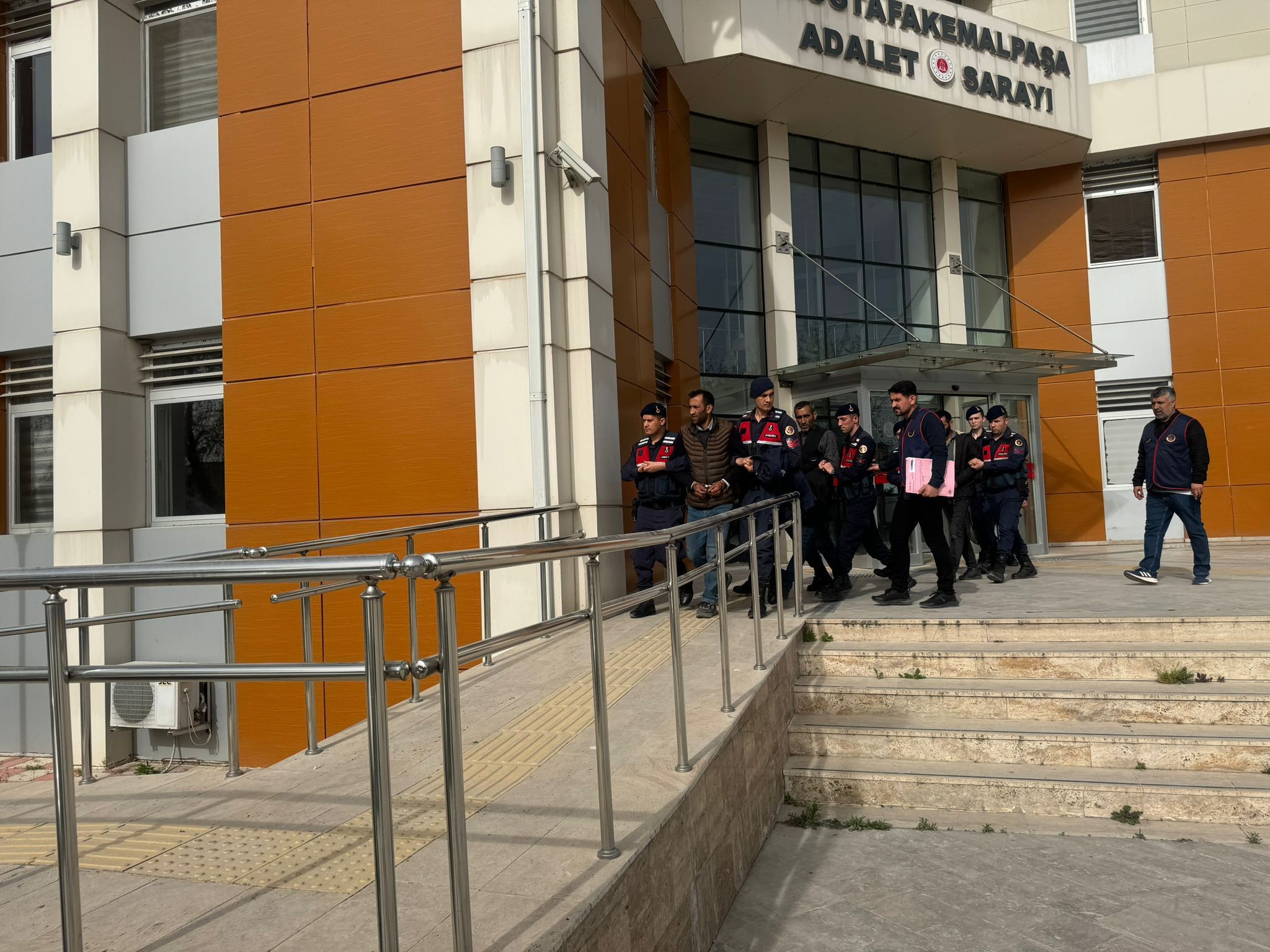 secimde akrabasini desteklemeyen kuzenlerini olduren 3 supheli tutuklandi 660c1e6707ab1