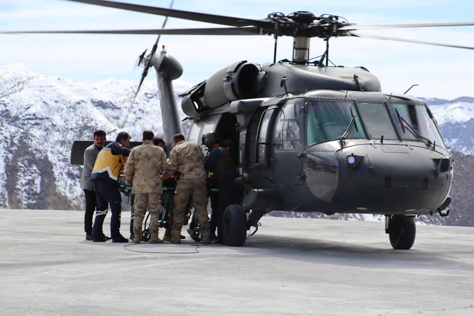 Şırnak’ta askeri helikopter, trafik kazasında yaralanan çocuk için havalandı