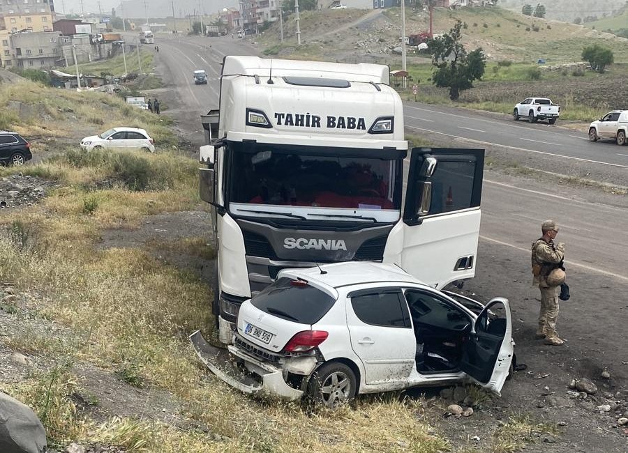 Sekvan KÜDEN/ŞIRNAK, – ŞIRNAK’ta, TIR ile çarpışan otomobilin sürücüsü Nurullah