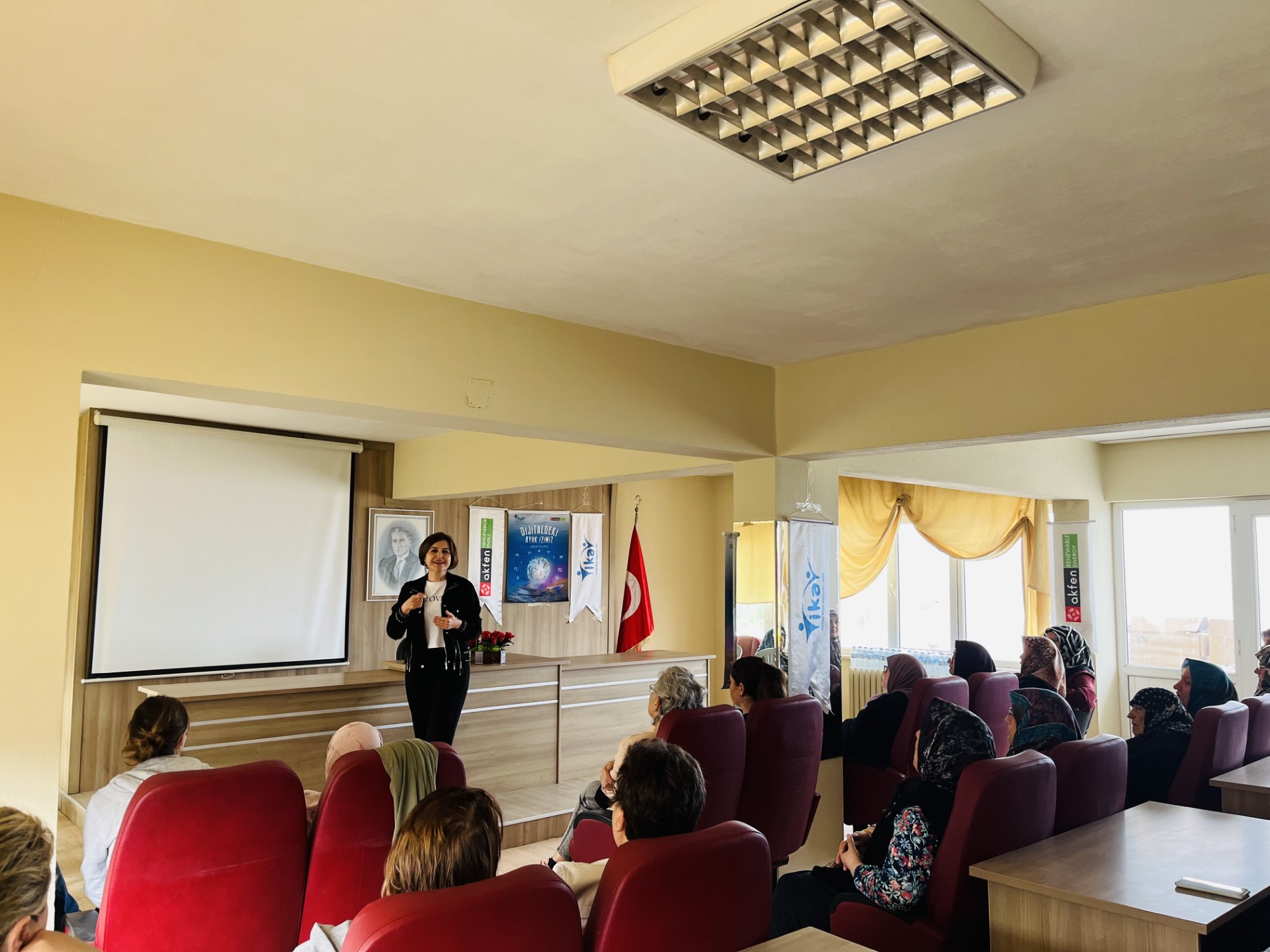 tikavdan dijital ayak izimiz projesiyle kirsaldaki kadinlarin egitimine destek 662e0841239ad