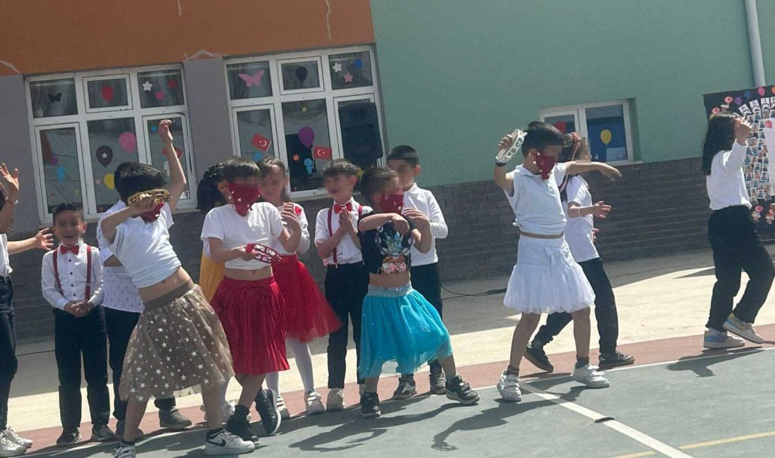 Tokat'ta, 23 Nisan programında bir film sahnesini canlandırmak adına etek