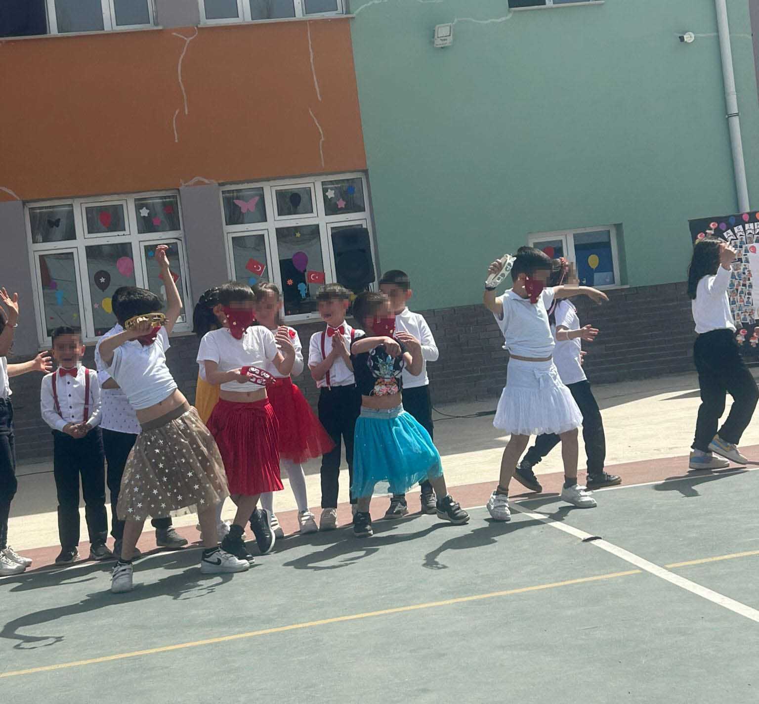 Tokat'ta, 23 Nisan programında bir film sahnesini canlandırmak adına etek