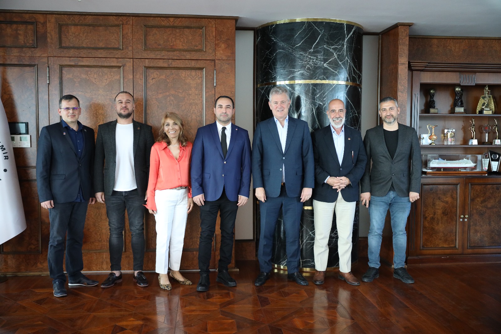 TSYD İzmir yönetimi Mahmut Özgener'le buluştu