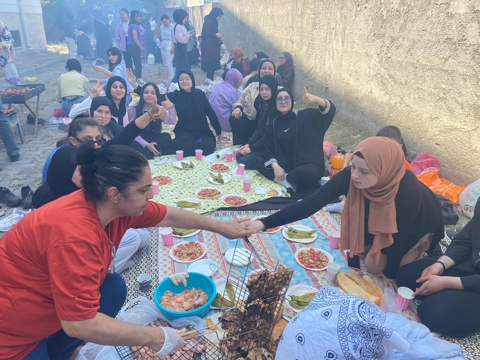 ÖĞRENCİLER PİKNİK YAPARAK STRESLERİNİ ATTI.