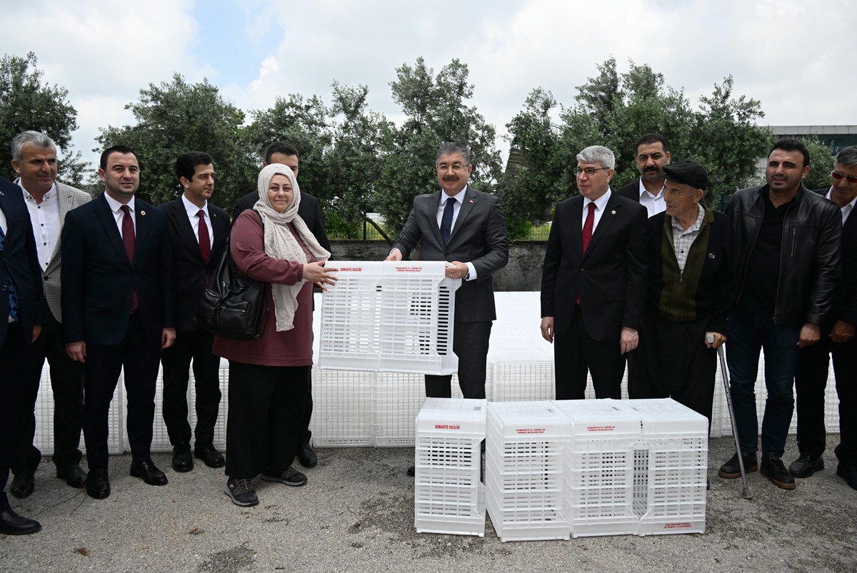 OSMANİYE’DE ÜRETİCİLERE PLASTİK ZEYTİN KASASI DAĞILDI