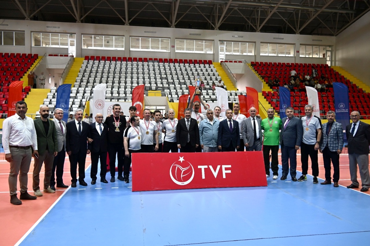OSMANİYE’DE VOLEYBOLCULARA MADALYA VERİLDİ