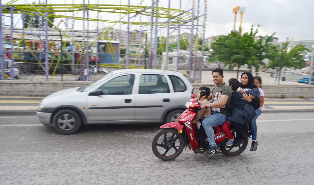 Aksaray’da 6 kişilik bir grup, yağmurlu havada motosikletle seyahat ederken