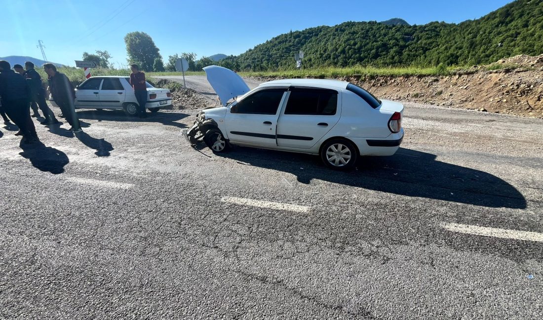 Andırın İlçesinde sabah saatlerinde yaşanan Trafik kazasında 2 kişi yaralandı.