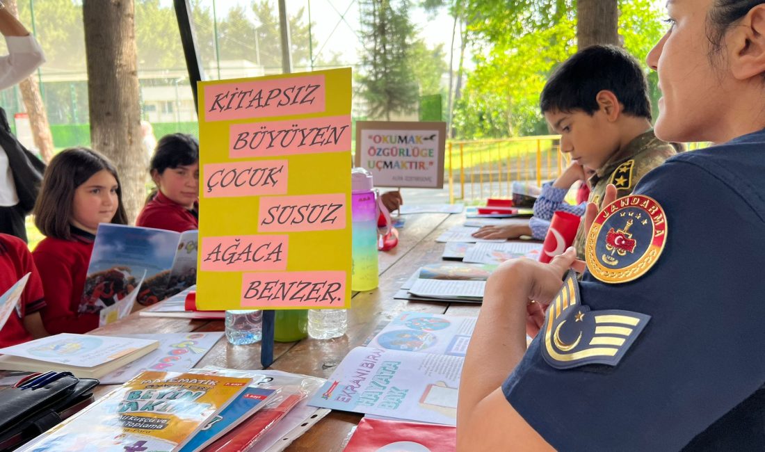 OSMANİYE’de jandarma ekipleri, ilkokulda okuyan çocuklarla birlikte kitap okuma etkinliği