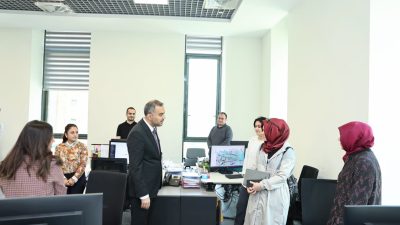 Onikişubat Belediye Başkanı Hanifi Toptaş, Onikişubat Belediye Hizmet Binası’nda görev