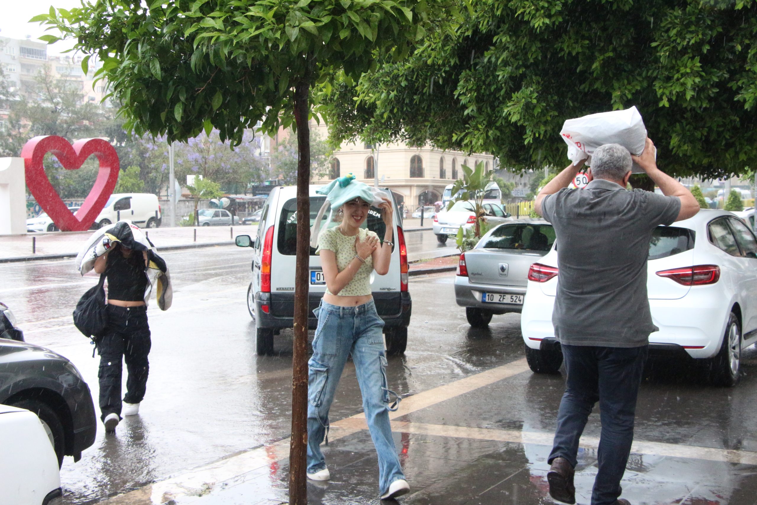 ADANA'da şiddetli sağanak hayatı olumsuz etkiledi 1 adanada saganak hazirliksiz yakaladi 6634f4289d565 scaled