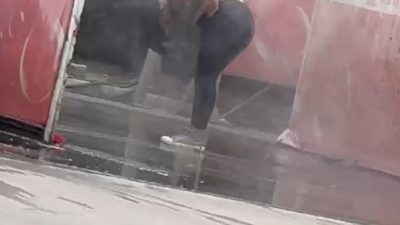 Kadın akaryakıt istasyonunda tazyikli suyla yıkandı