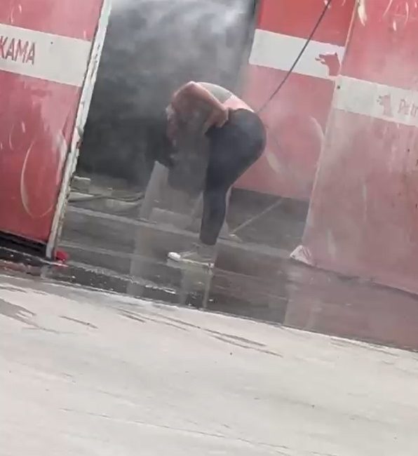Düzce’de bir kadın, akaryakıt istasyonundaki oto yıkama bölümünde tazyikli suyla