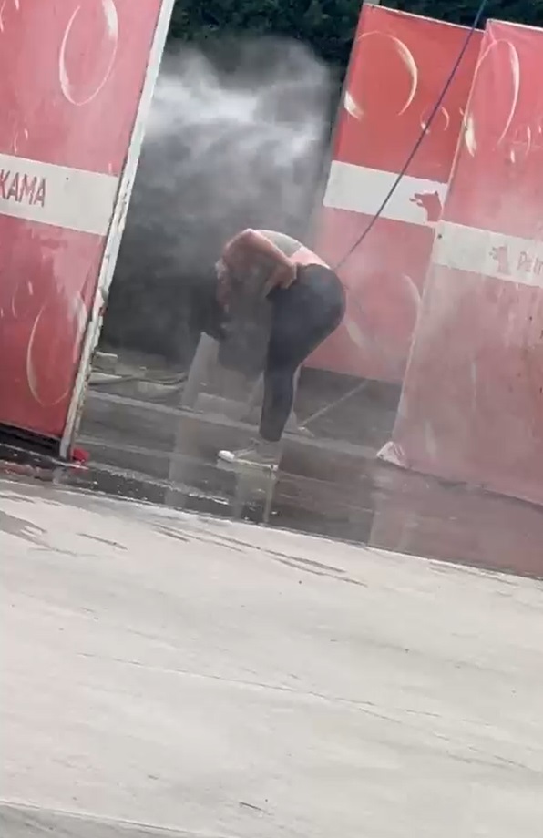 Kadın akaryakıt istasyonunda tazyikli suyla yıkandı