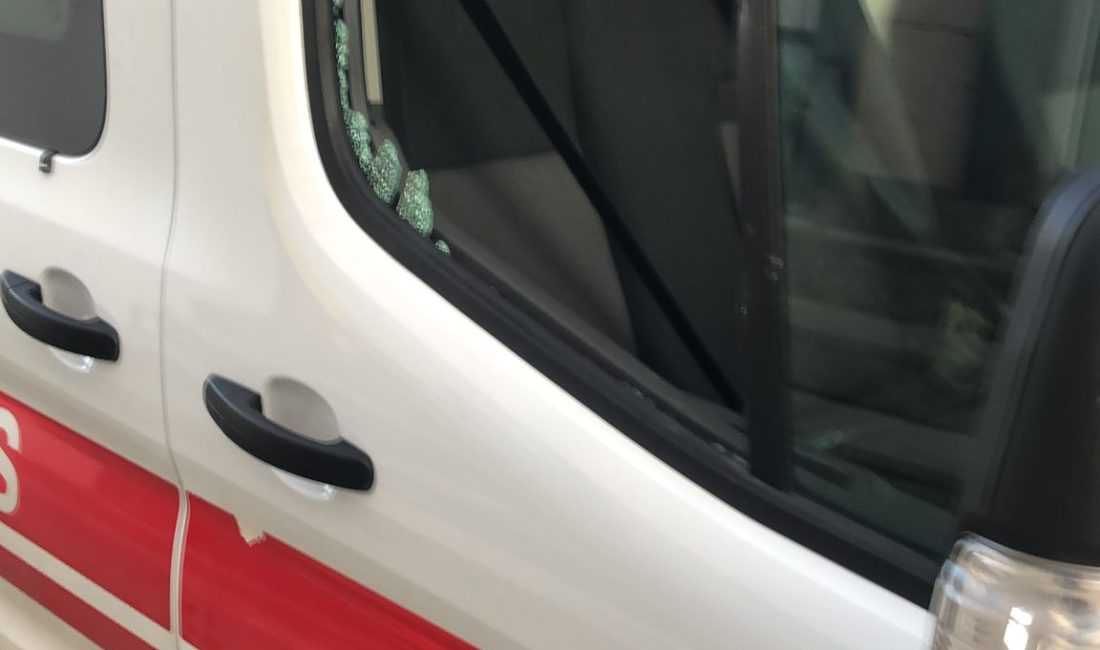 Kürek ile Ambulansa Saldıran Hasta Yakını, Sağlık Çalışanını Yaraladı Adana’nın