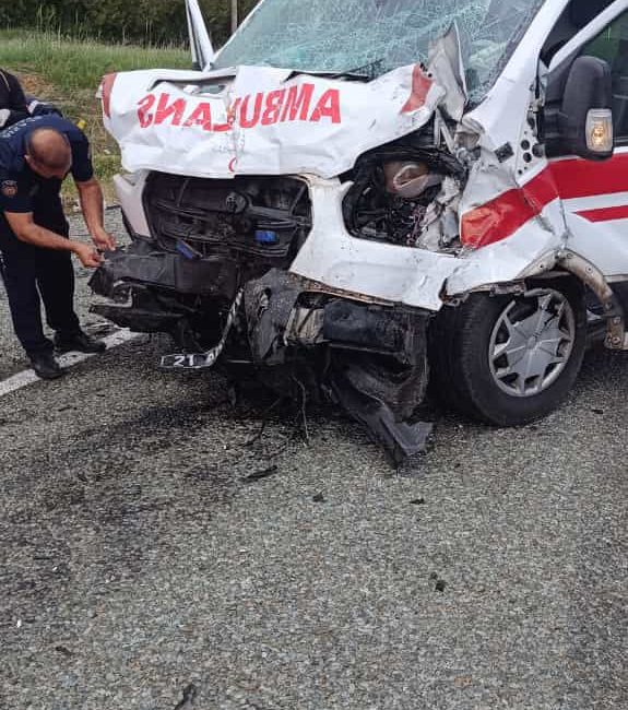 Elazığ’da yaşanan trafik kazasında, psikiyatri hastası taşıyan ambulans ile hafif