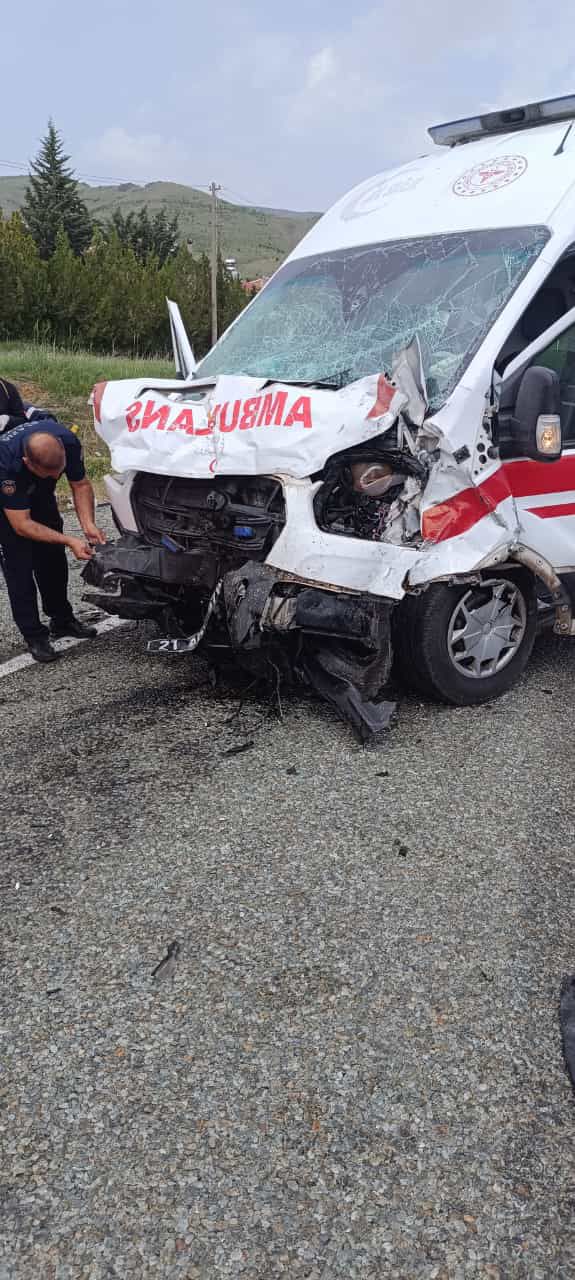 ELAZIĞ'da Ambulansla Ticari Aracın Çarpıştığı Kazada 6 Kişi Yaralandı