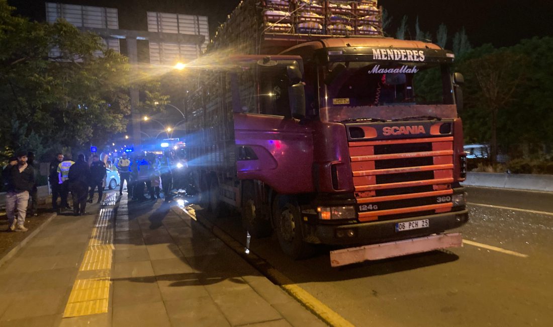 Ankara’da meydana gelen trafik kazasında park halindeki kamyona çarpan otomobil