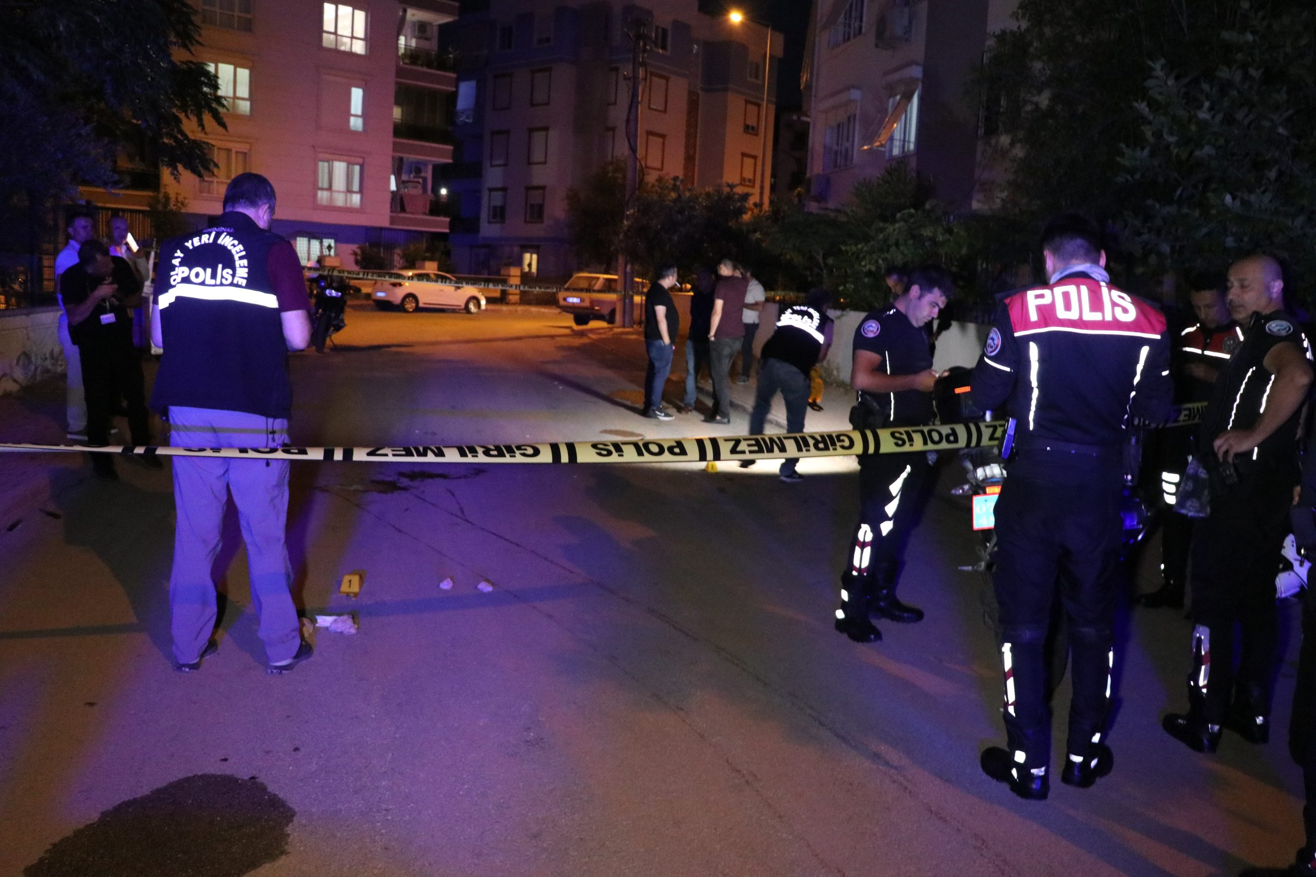PSİKOLOJİK SORUNLARI OLAN KİŞİ ANNESİNİ EVDE REHİN ALDI, POLİS MÜDAHALE ETTİ