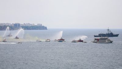 “Antalya’da Balıkçı Teknelerinden Bandırma Vapuru’na Kortej”