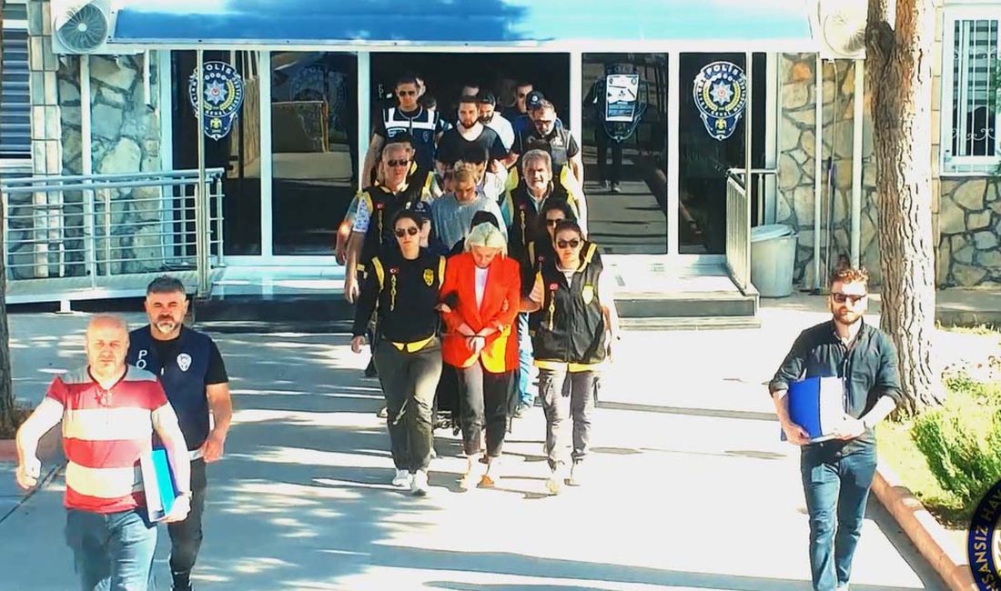 Didim’de polisin fuhuş şebekelerine yönelik operasyonunda 17 şüpheli gözaltına alındı.