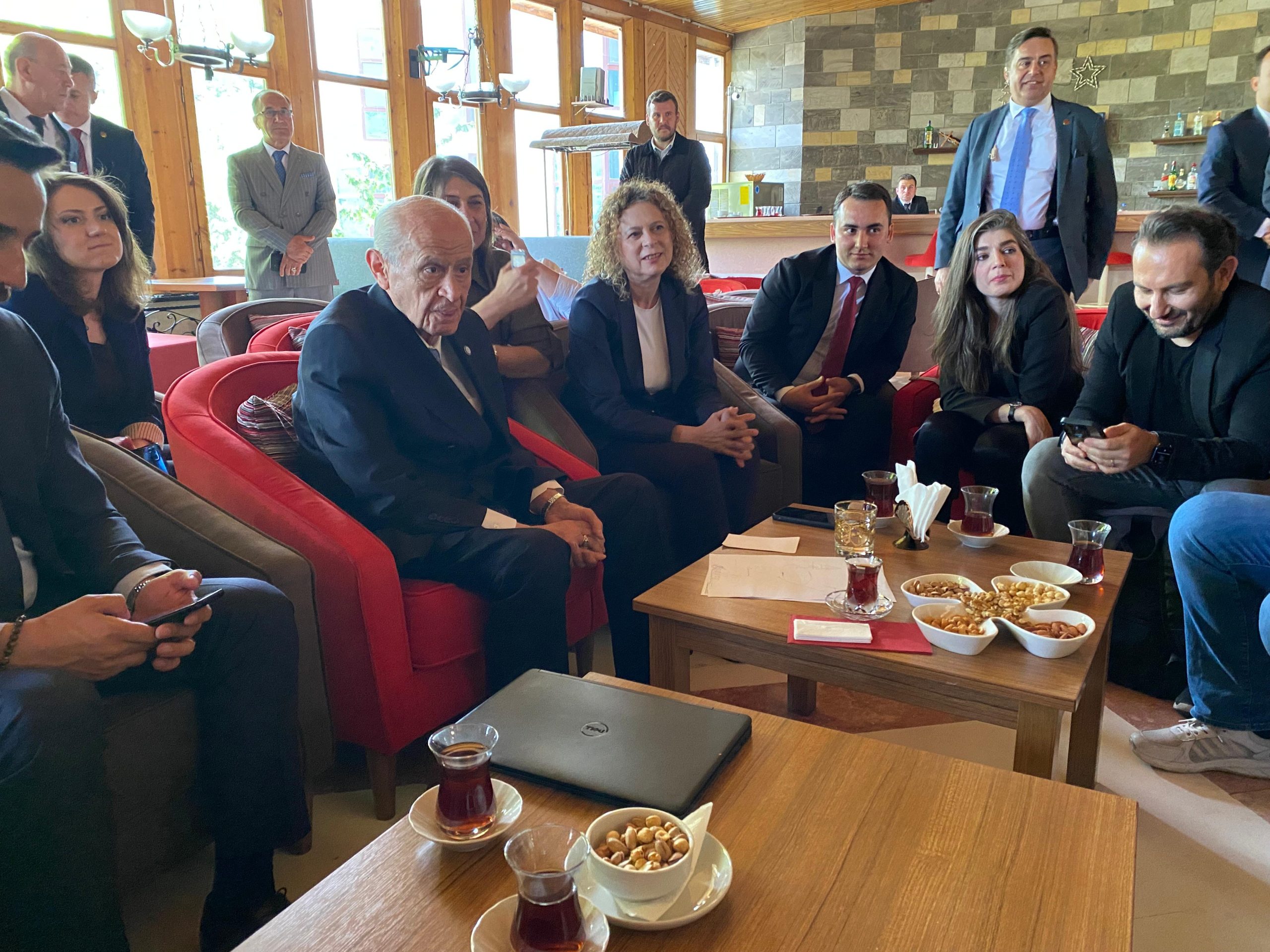 Sokak Hayvanlarıyla İlgili Bahçeli'nin Çağrısı: Tehlike Ciddi, Çözüm Şart!