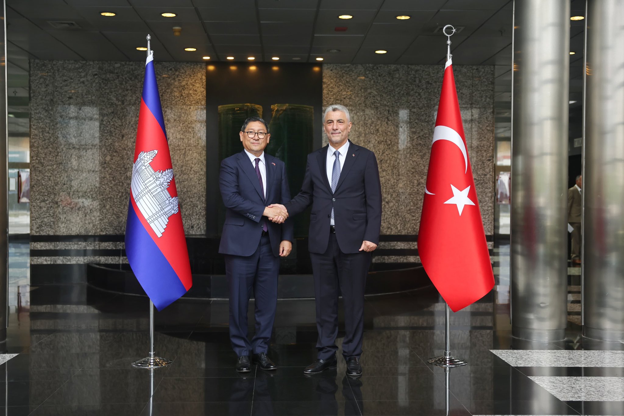 TİCARET Bakanı Ömer Bolat, Kamboçya Başbakan Yardımcısı ve Dışişleri ve Uluslararası İşbirliği Bakanı ile Ankara'da bir araya geldi.