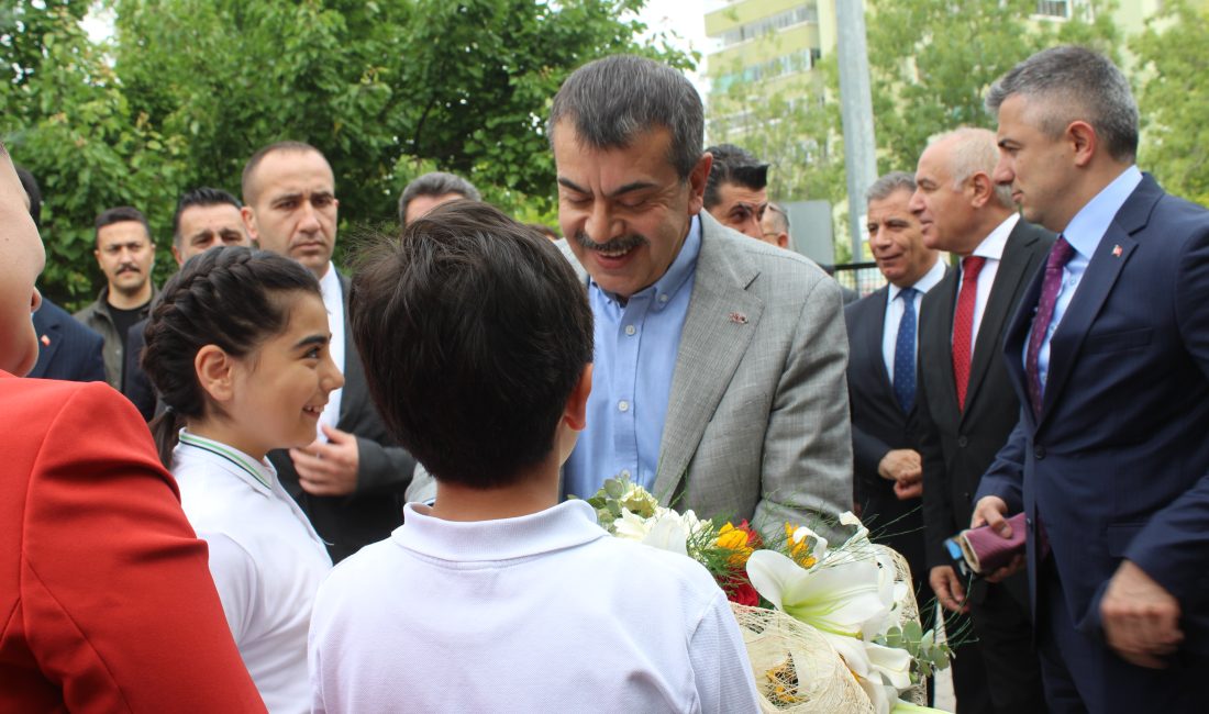 Milli Eğitim Bakanı Yusuf Tekin, ’28 Mayıs Dünya Oyun Oynama