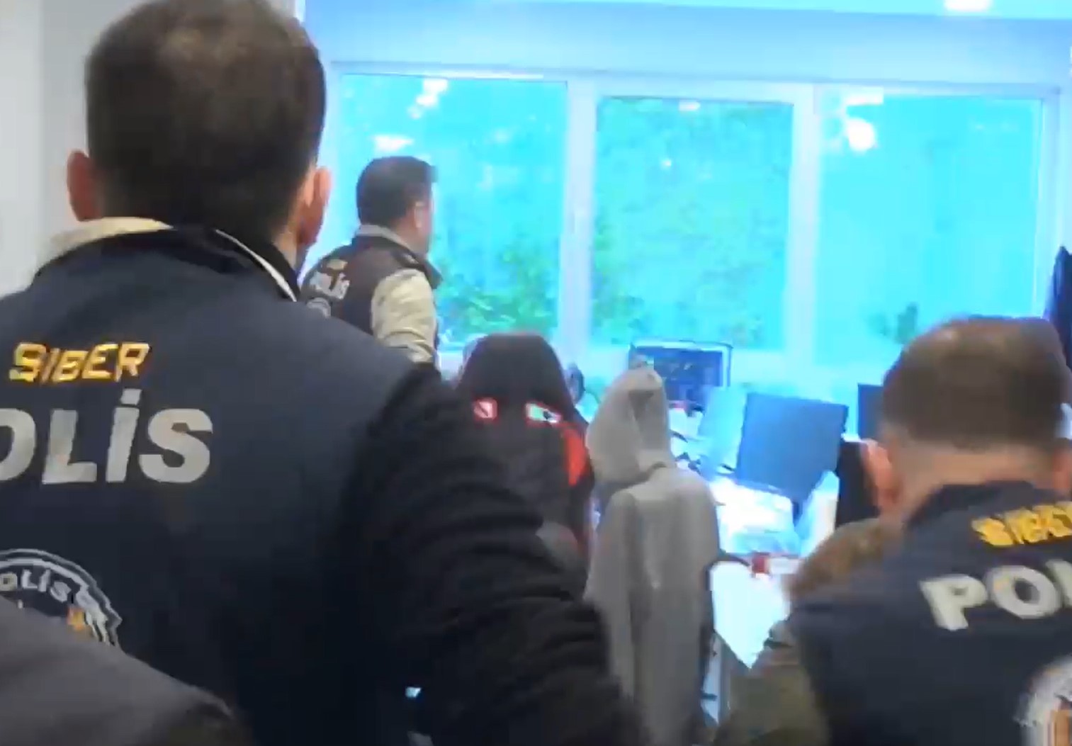 cagri merkezi dolandiricilarinin is yerlerinde gozaltina alindigi anlar kamerada 66432d282695d