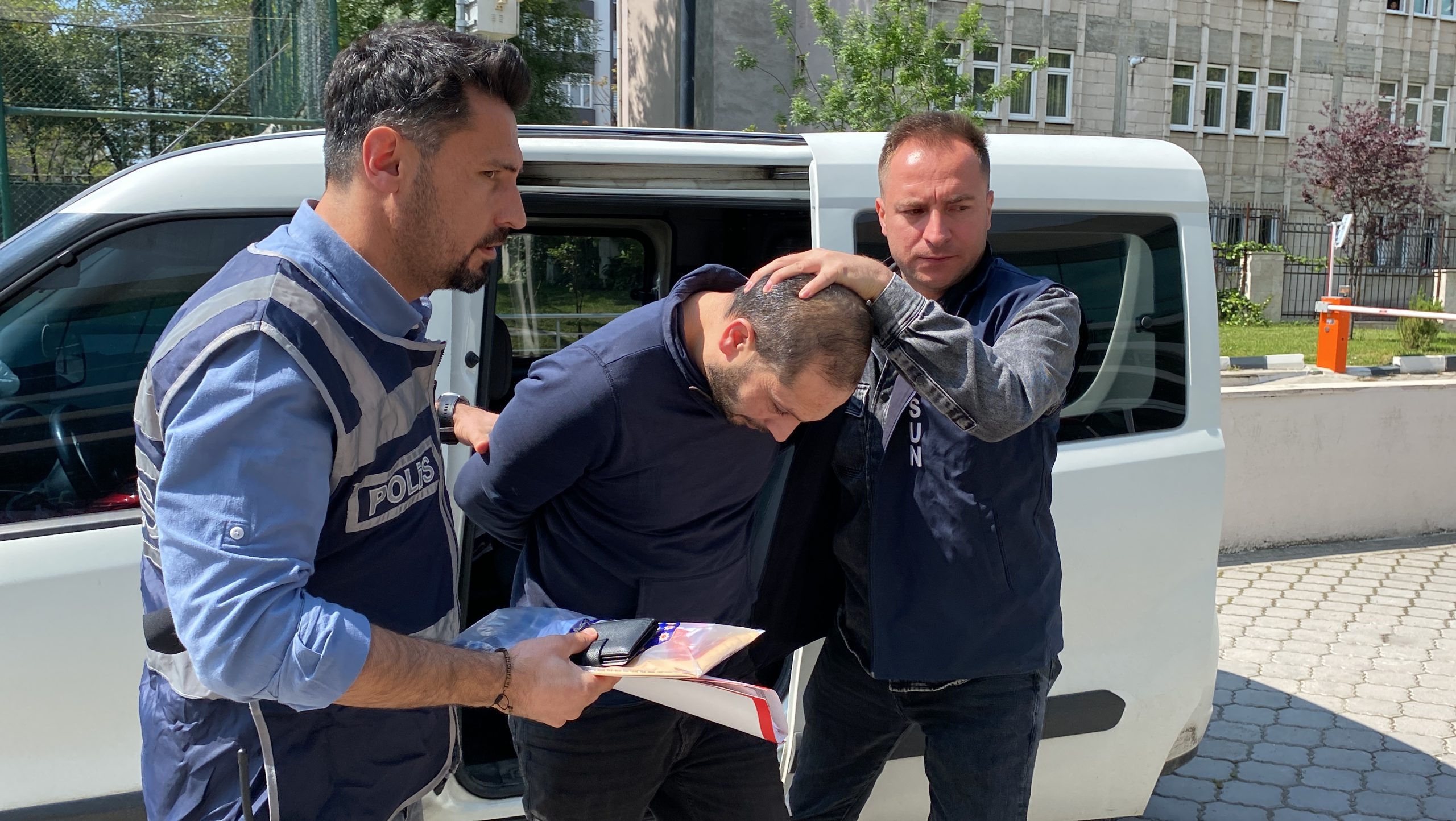 Samsun'da arkadaşını cam bardakla yaraladı, gözaltına alındı.