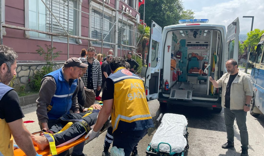 Zonguldak’ta Gazeteciler Cemiyeti binasının restoranında cam temizliği yapan Fatma Cin,