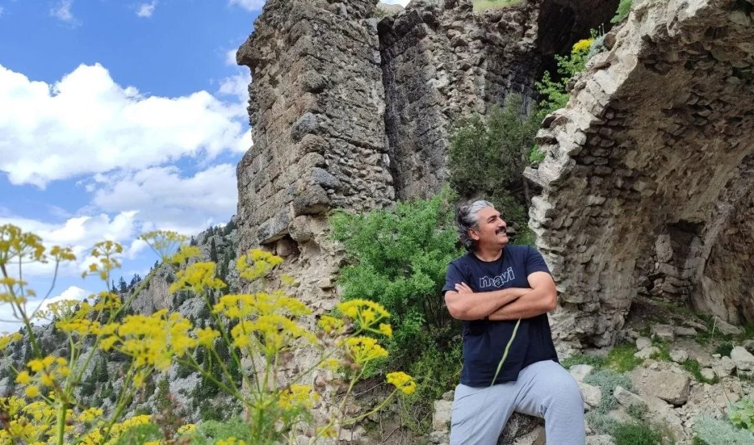 Kahramanmaraş’ta bir grup öğretmen, bitkileri, tarihi doğasıyla dikkat çeken Andırın