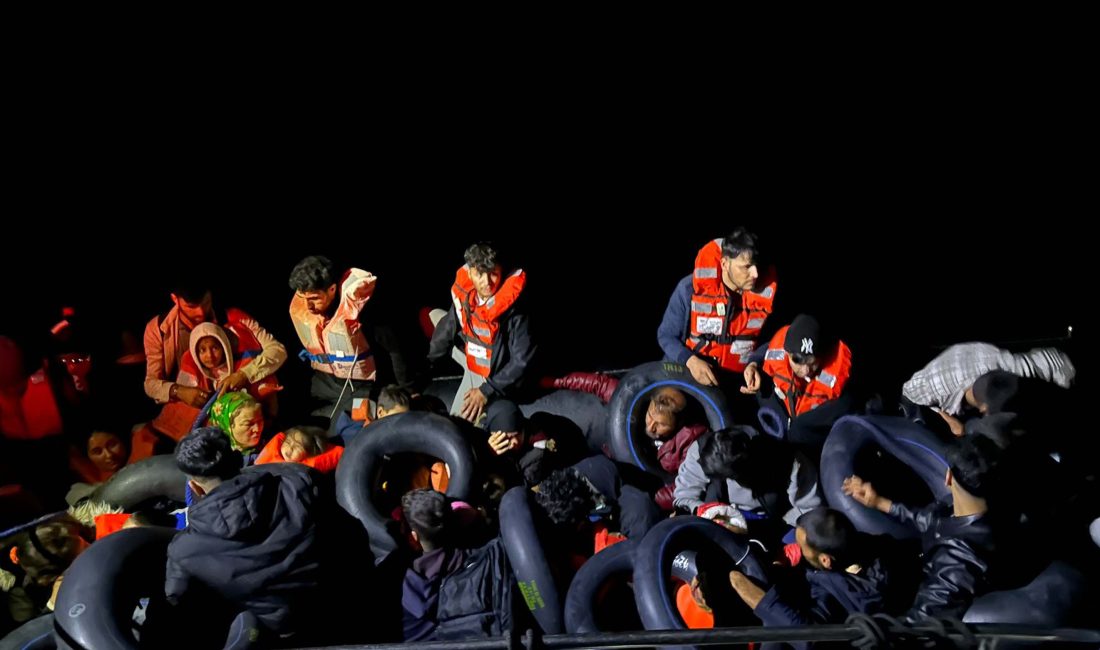 İzmir’in Çeşme ilçesi açıklarında, lastik botta taşınan 18’i çocuk toplam