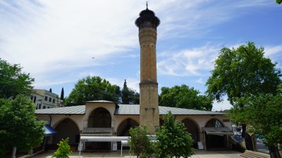 Kahramanmaraş kent merkezindeki tarihi Ulu Camii avlusunda kesici aletle kendisine