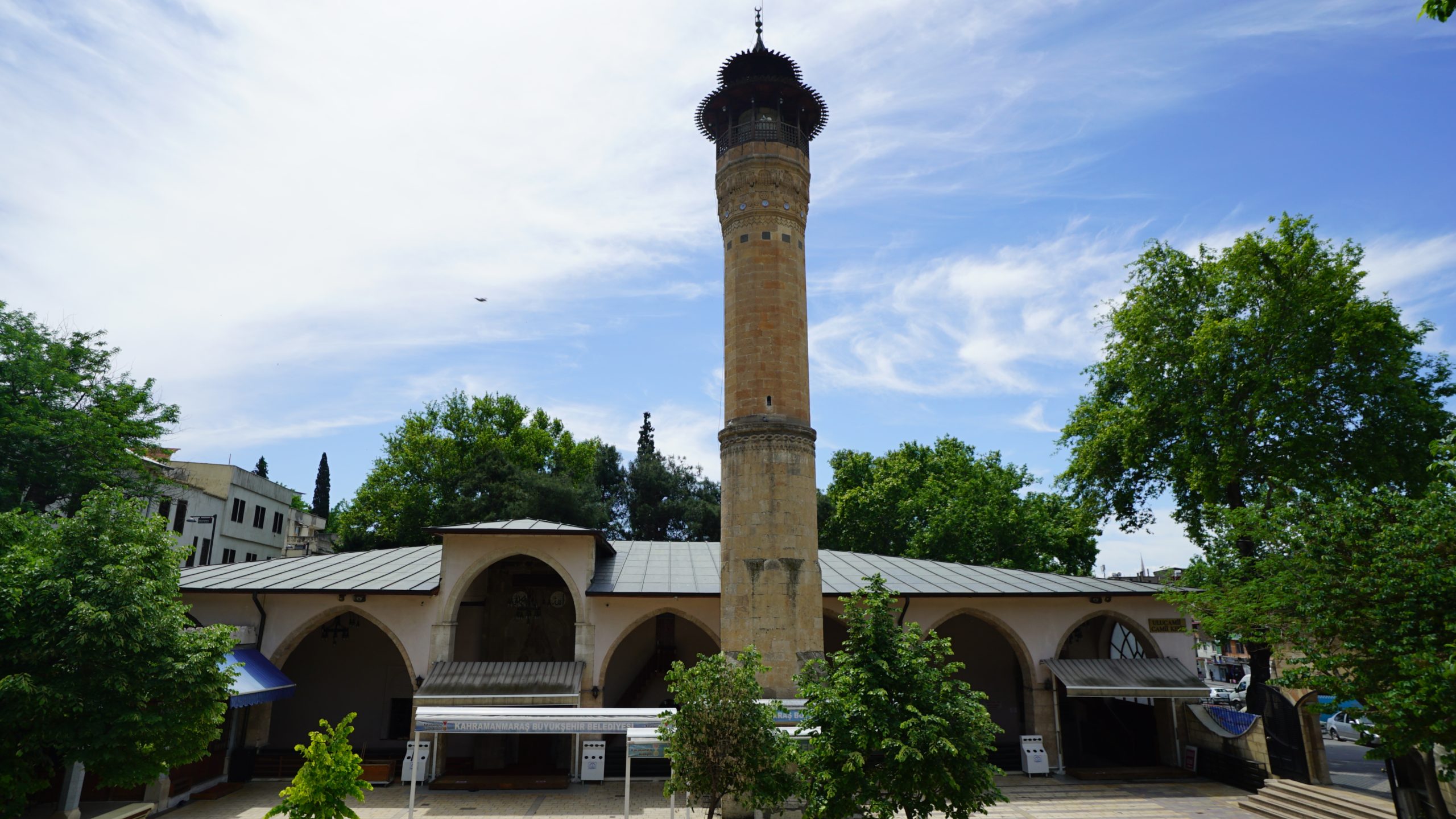 Kahramanmaraş kent merkezindeki tarihi Ulu Camii avlusunda kesici aletle kendisine