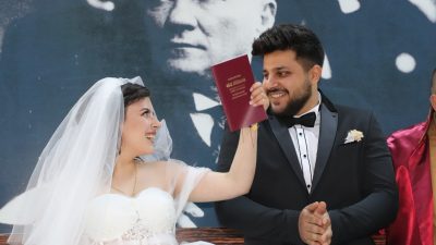 Depremde 5 Gün Enkaz Altında Kalan Hediye Demirkol Zonguldak’ta Evlendi
