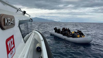 İzmir’de Bulunan 22’si Çocuk 47 Düzensiz Göçmen Sahil Güvenlik Ekipleri Tarafından Kurtarıldı
