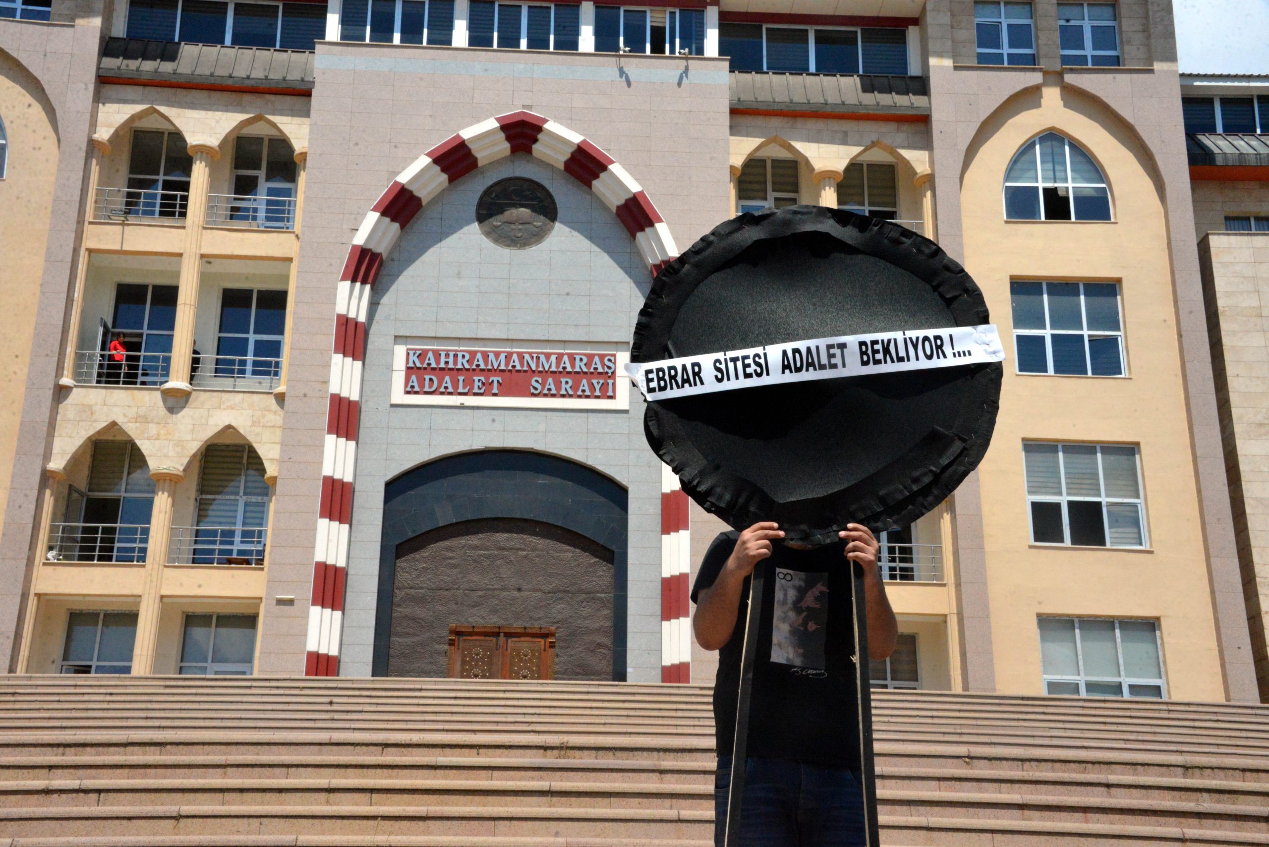 KAHRAMANMARAŞ'TA 1400 KİŞİNİN HAYATINI KAYBETTİĞİ EBRAR SİTESİ'NDE ADALET BEKLEYİŞİ 1 ebrar sitesinde olenlerin yakinlari adliyeye siyah celenk birakti 66338d9fdb8b3 scaled