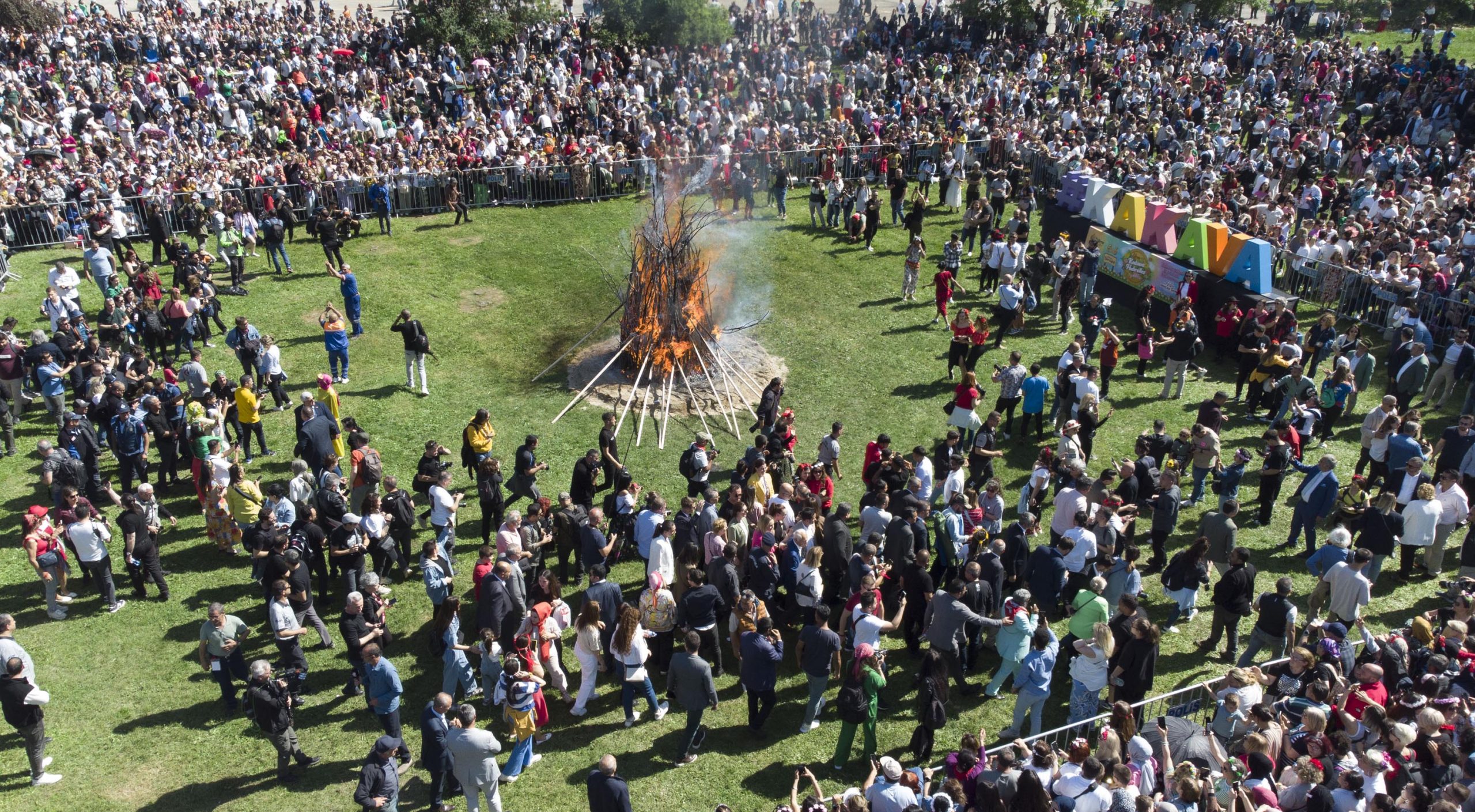 Edirne'de milyonlarca kişinin katıldığı Kakava- Hıdırellez Şenlikleri coşkuyla kutlandı.
