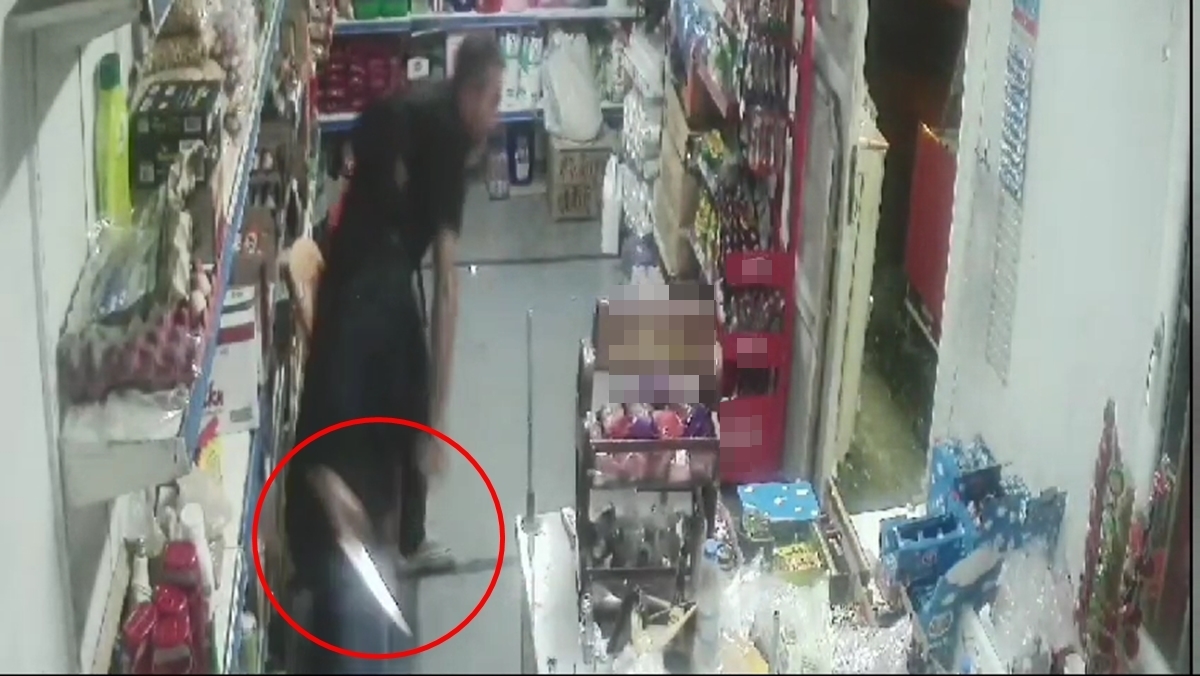 ekmek bicagiyla geldigi bakkaldaki 4 kisiye saldirdi o anlar kamerada 664d306d6f64f