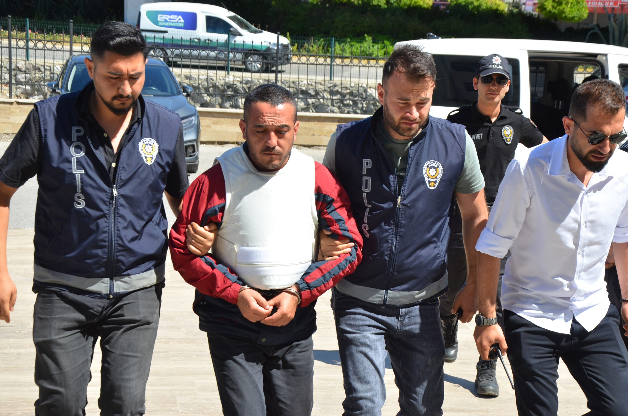 ESKİ EŞİNİ VE BİR KİŞİYİ BIÇAKLAYAN ZANLI ADLİYEYE SEVK EDİLDİ