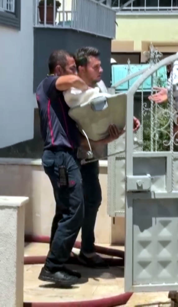 evde cikan yanginda mahsur kalan bebegi itfaiye kurtardi 6658814c01a1f