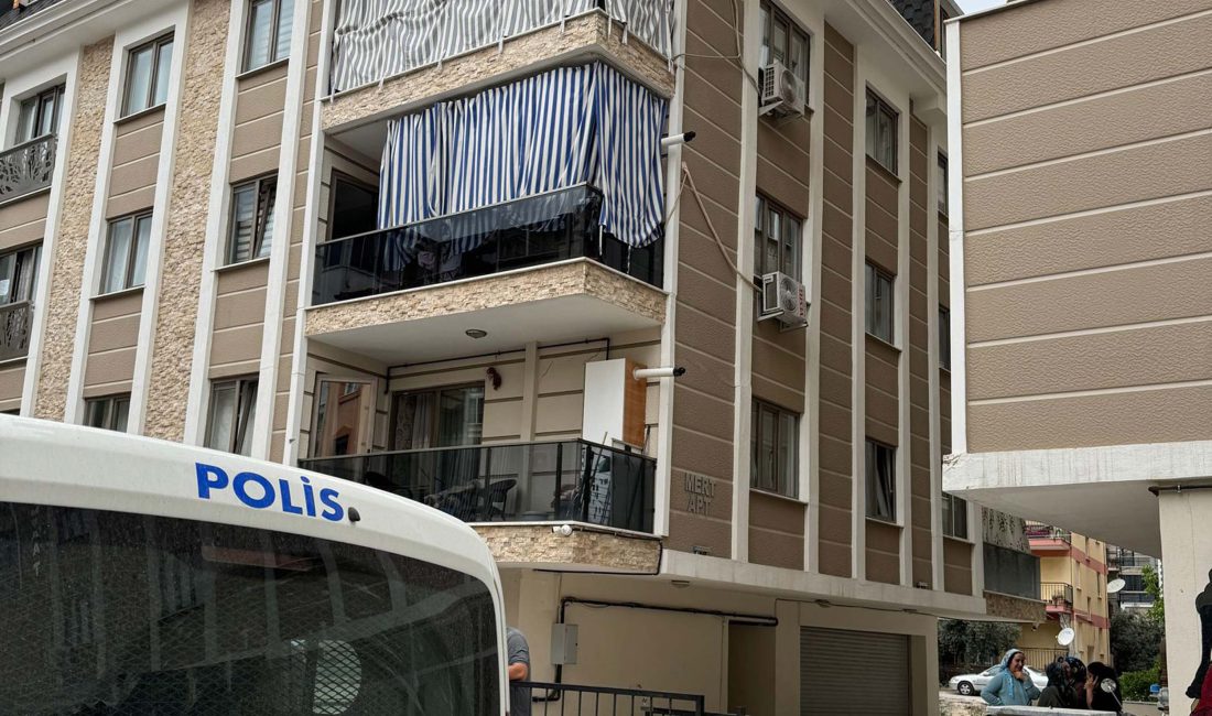 Denizli’nin Pamukkale ilçesinde 25 yaşındaki Hasan Güvenç, evinin balkonundan düşerek