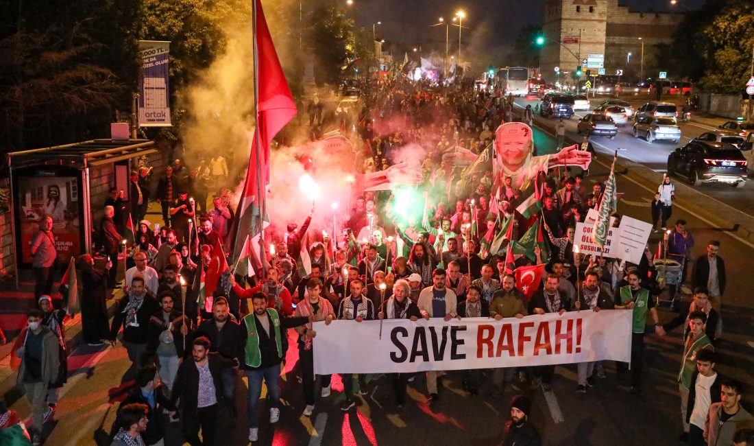 İstanbul’da, İHH İnsani Yardım Vakfı öncülüğünde düzenlenen yürüyüş, Gazze’ye yapılan