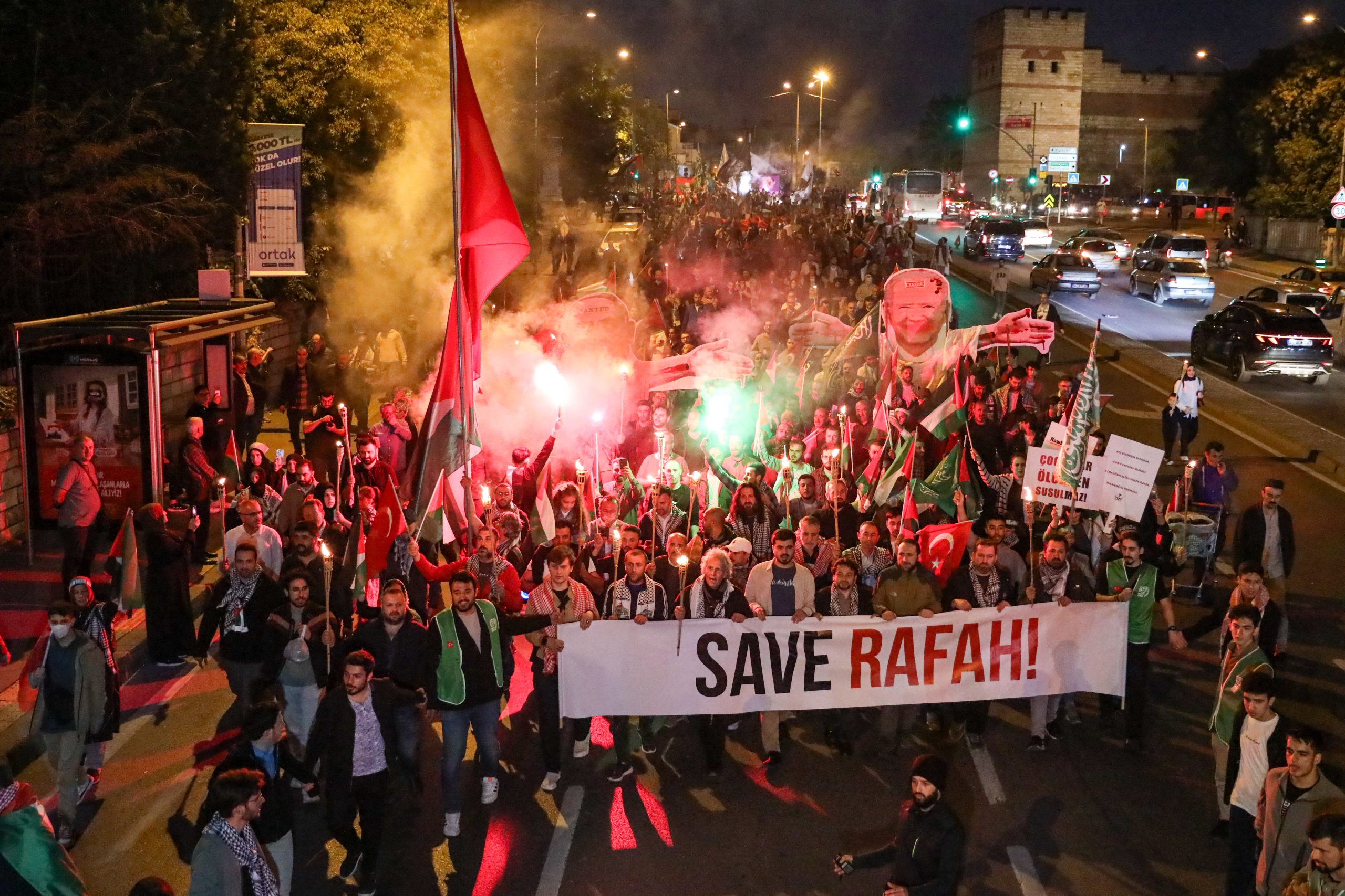 İHH'den İsrail'in Gazze Saldırılarına Karşı Büyük Yürüyüş İHH'den İsrail'in Gazze Saldırılarına Karşı Büyük Yürüyüş