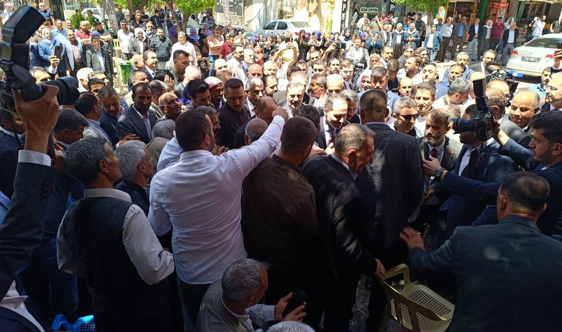 Yeniden Refah Partisi Genel Başkanı Fatih Erbakan, Viranşehir ilçesinde partililerle
