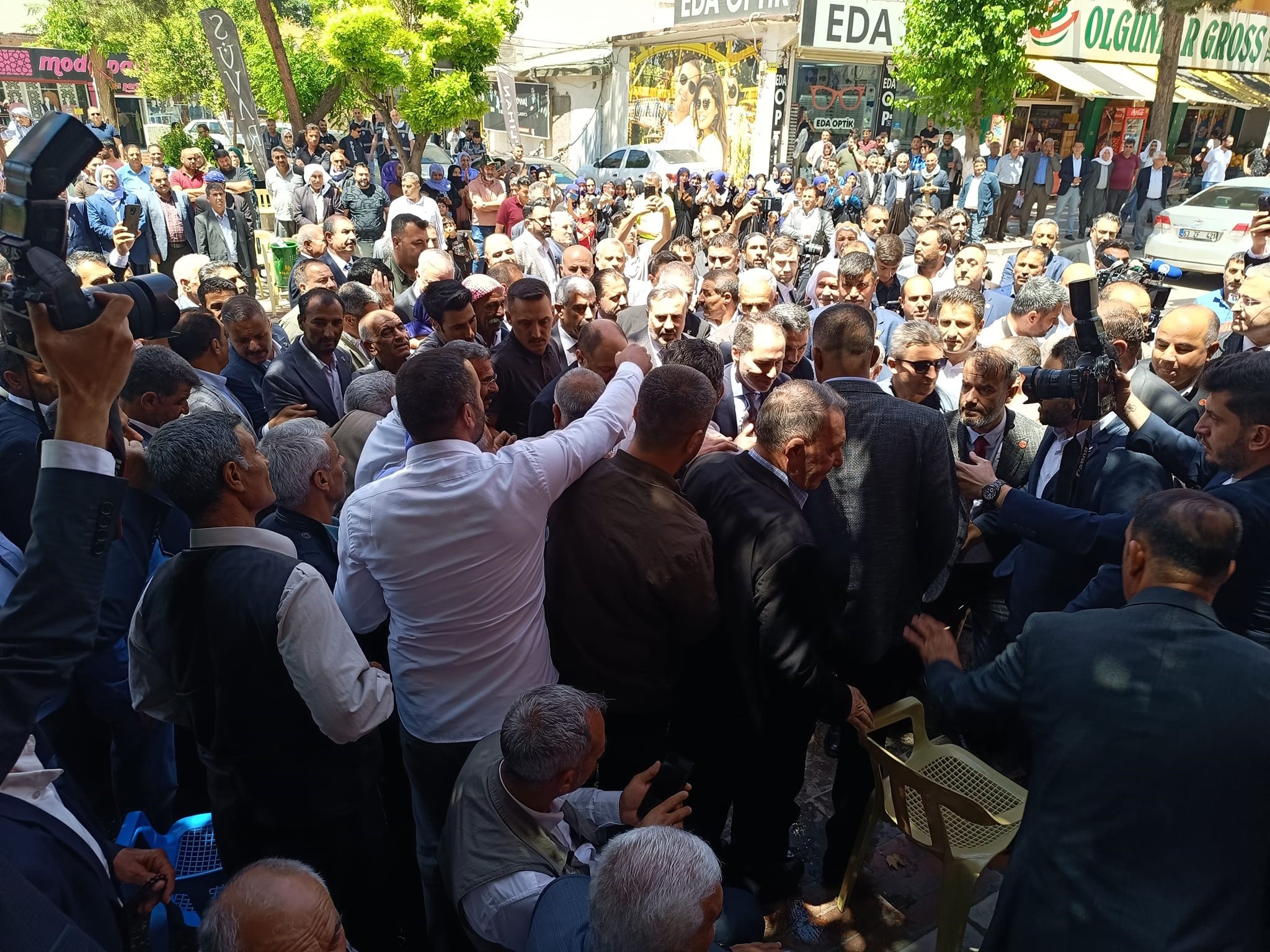 "Fatih Erbakan Viranşehir ilçesinde partililerle buluştu"