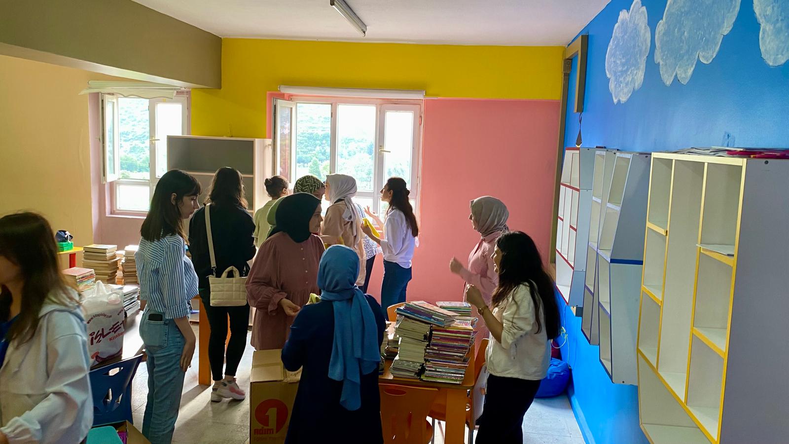 Aksaray Üniversitesi'nden Hatay'daki Köy Okullarına Kütüphane Hediyesi