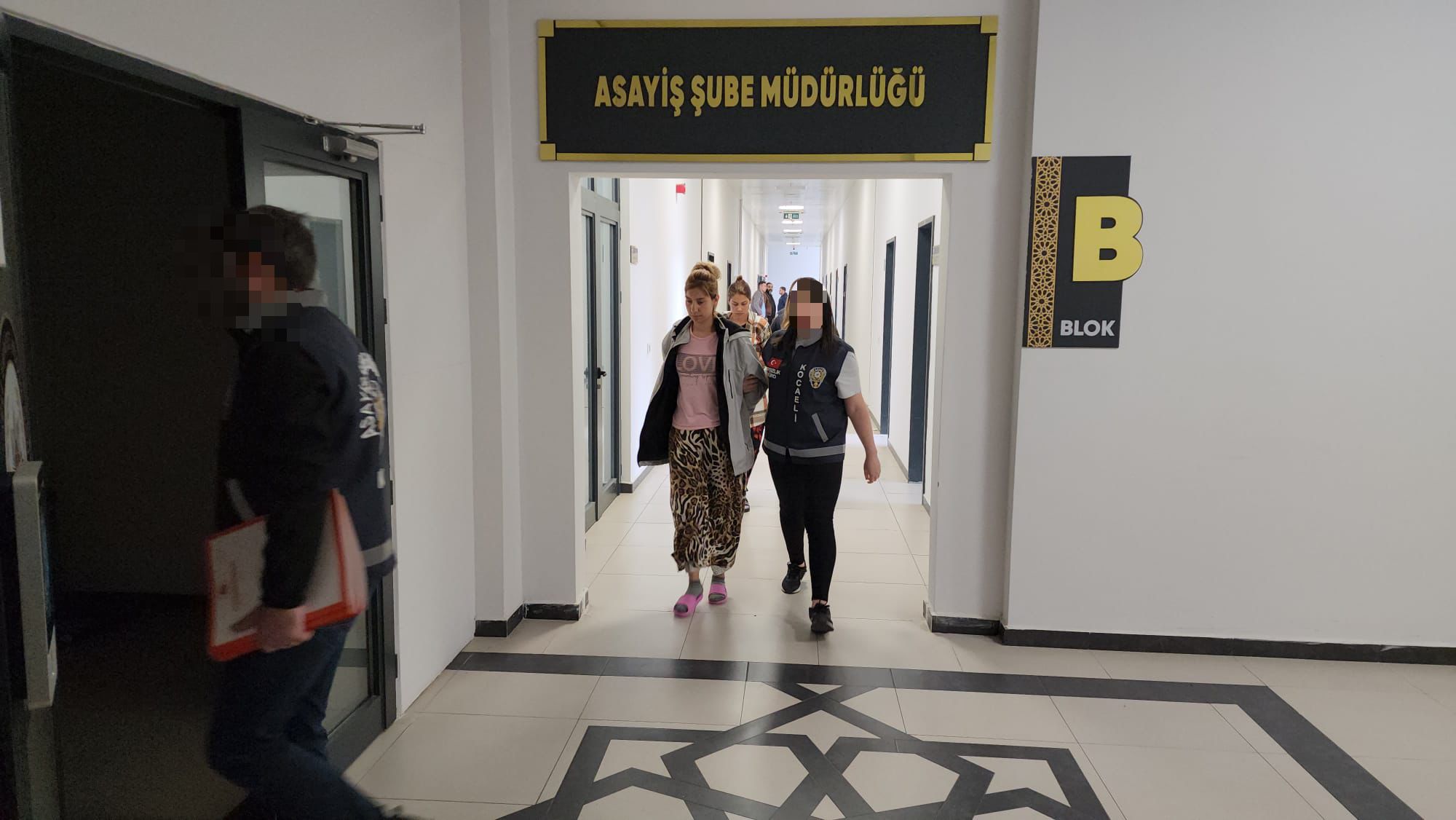 KOCAELİ'nin Gebze ilçesinde 930 bin TL'lik ziynet eşyası ve para çalan 2 şüpheli tutuklandı.