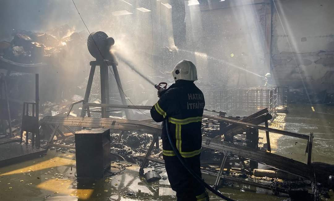 Hatay’ın Antakya ilçesinde bulunan bir zeytinyağı fabrikasında çıkan yangın büyük